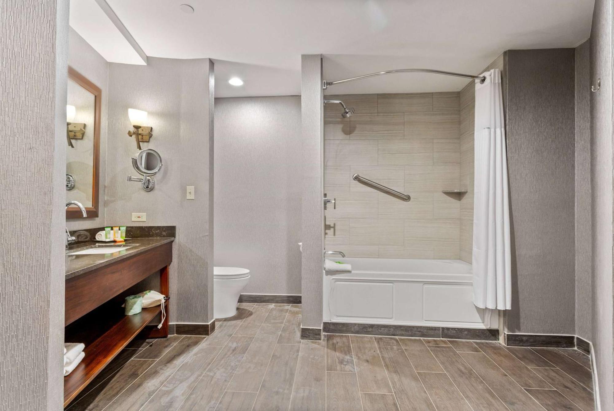 Hotel Wyndham Garden Baronne Plaza New Orleans Esterno foto